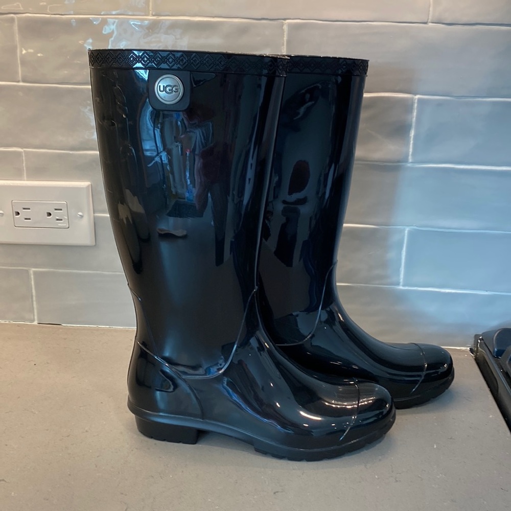 UGG Black rain boots, size 6, warm insoles.